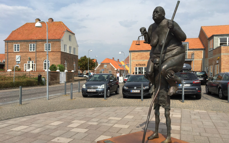 Statuen "Survival of the Fattest" i Ringkøbing
