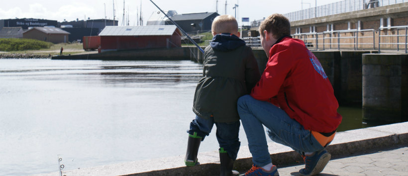 Børn fisker i Hvide Sande